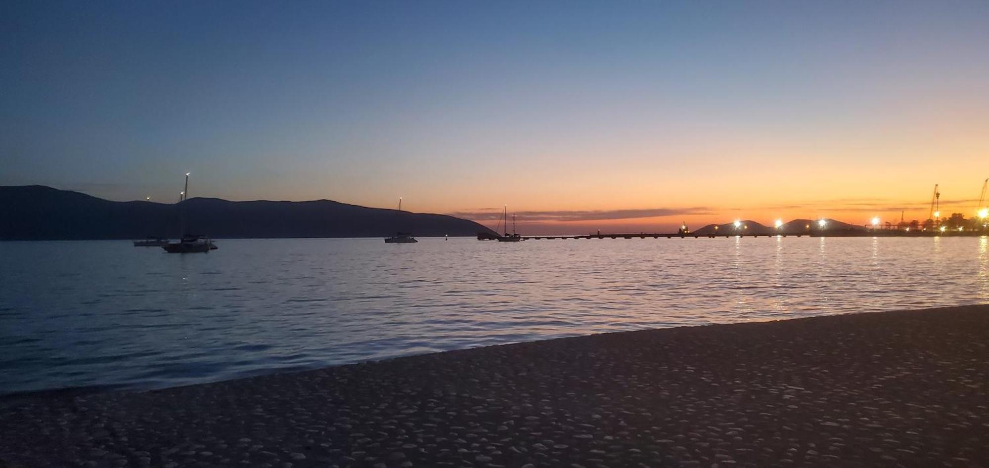 Sea Side Apartment Vlore Bagian luar foto
